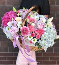 Цветочная композиция из Розы, Хризантемы, Пионы и Лизиантусы в корзине в Рощино Челябинская область