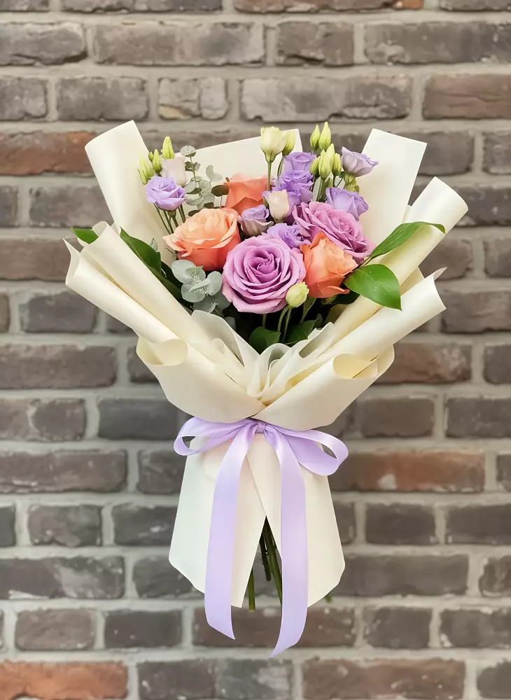 Букет цветов из: Лизиантусы и Розы в Рощино Челябинская область