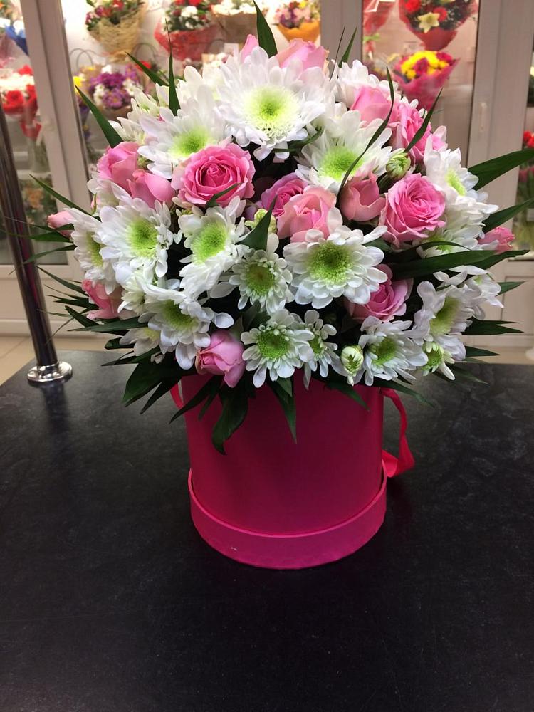 Цветочная композиция из Розы и Хризантемы в шляпной коробке в Рощино Челябинская область