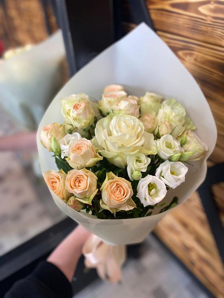 Букет цветов из: Розы и Лизиантусы в Рощино Челябинская область